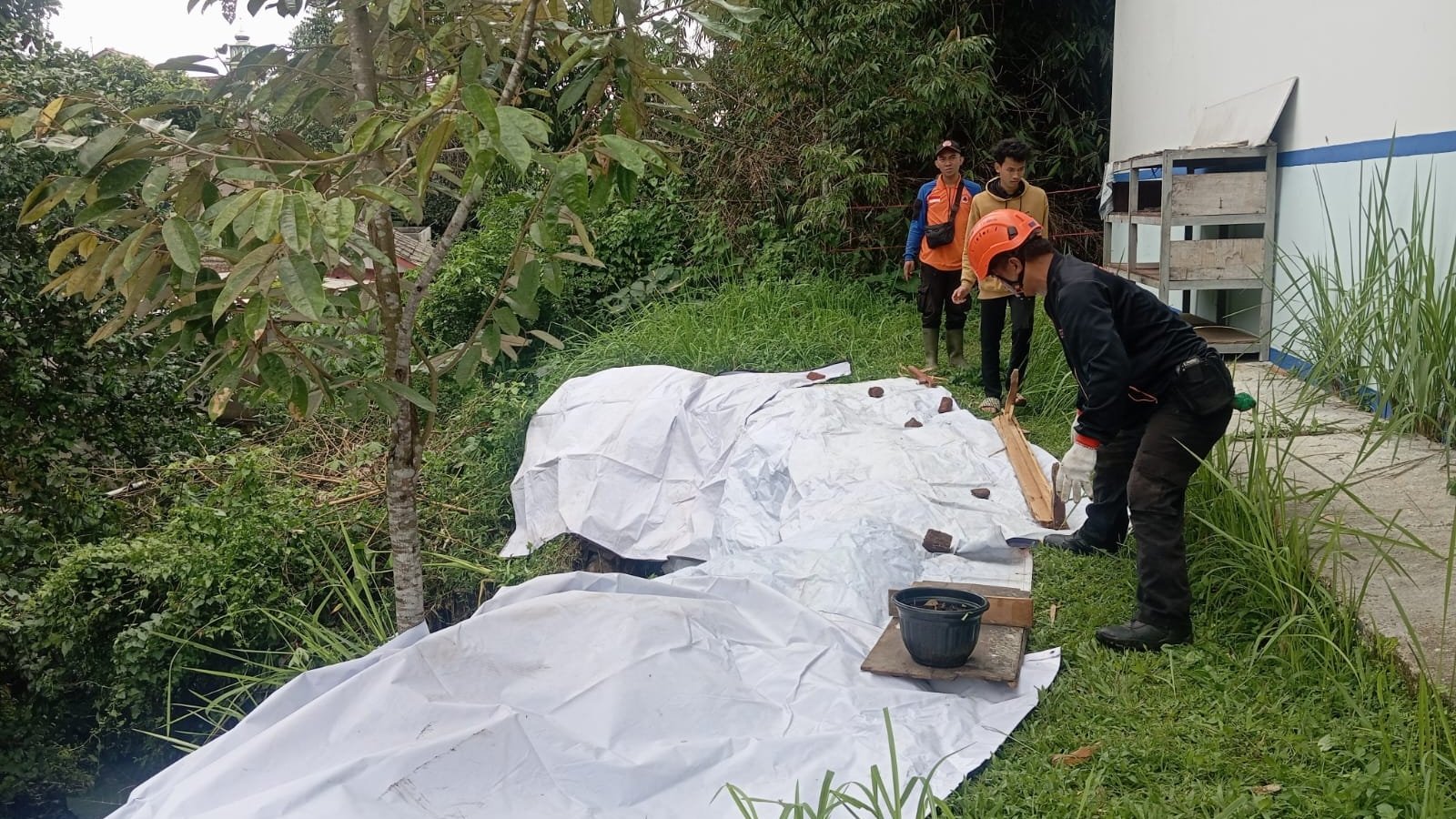 Personel BPBD Kota Sukabumi menutup lokasi longsoran akibat bencana di Jalan Karamat, Kecamatan Gunungpuyuh, pada Selasa, 10 Desember 2024. Foto: Pusdalops PB BPBD Kota Sukabumi for HALOSMI.