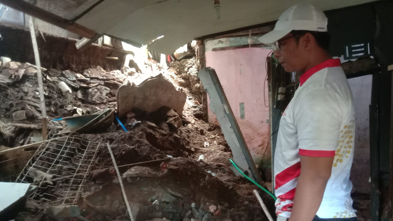 Anggota Komisi II DPRD Kota Sukabumi dari fraksi PKS, Ingu Sudeni, saat meninjau sejumlah rumah warga yang terdampak bencana di wilayah Kelurahan Selabatu, Kecamatan Cikole, pada Rabu, 11 Desember 2024. Foto: Nuria Ariawan/HALOSMI.