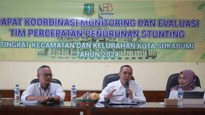 Pj Sekda Kota Sukabumi, M. Hasan Asari, saat memberikan sambutan dalam rapat monev percepatan penurunan angka stunting yang digelar di Aula Disdikbud, pada Rabu, 11 Desember 2024. Foto: Dokpim Kota Sukabumi.