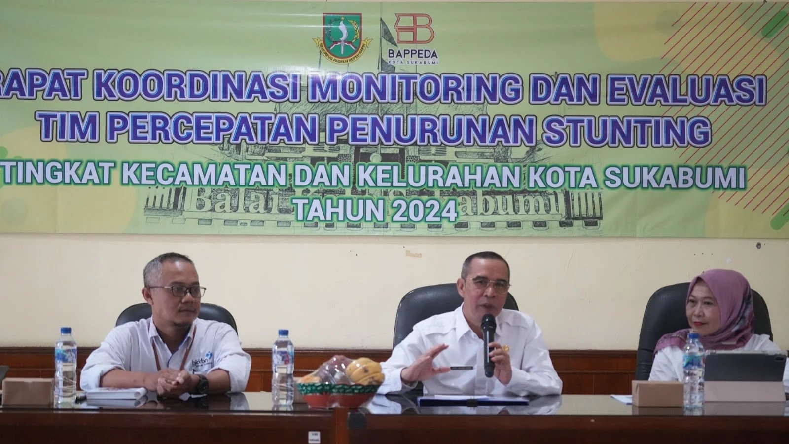 Pj Sekda Kota Sukabumi, M. Hasan Asari, saat memberikan sambutan dalam rapat monev percepatan penurunan angka stunting yang digelar di Aula Disdikbud, pada Rabu, 11 Desember 2024. Foto: Dokpim Kota Sukabumi.