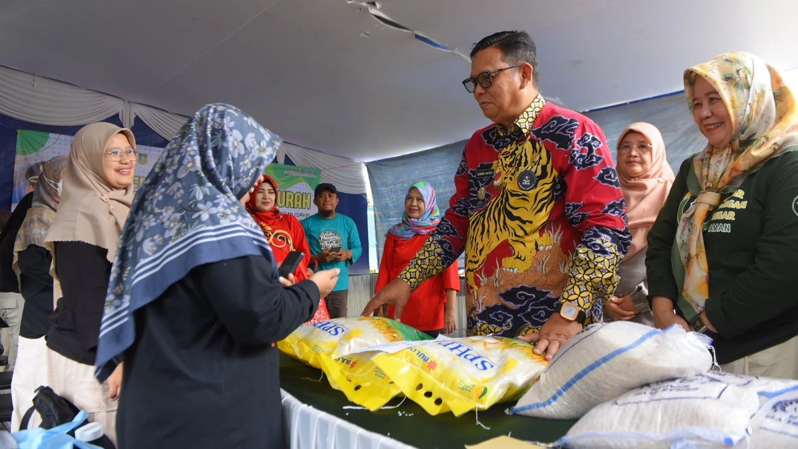 Pj Wali Kota Sukabumi, Kusmana Hartadji, saat meninjau kegiatan GPM yang digelar di halaman Kelurahan Jayamekar, pada Kamis, 12 Desember 2024. Foto: Dokpim Kota Sukabumi.