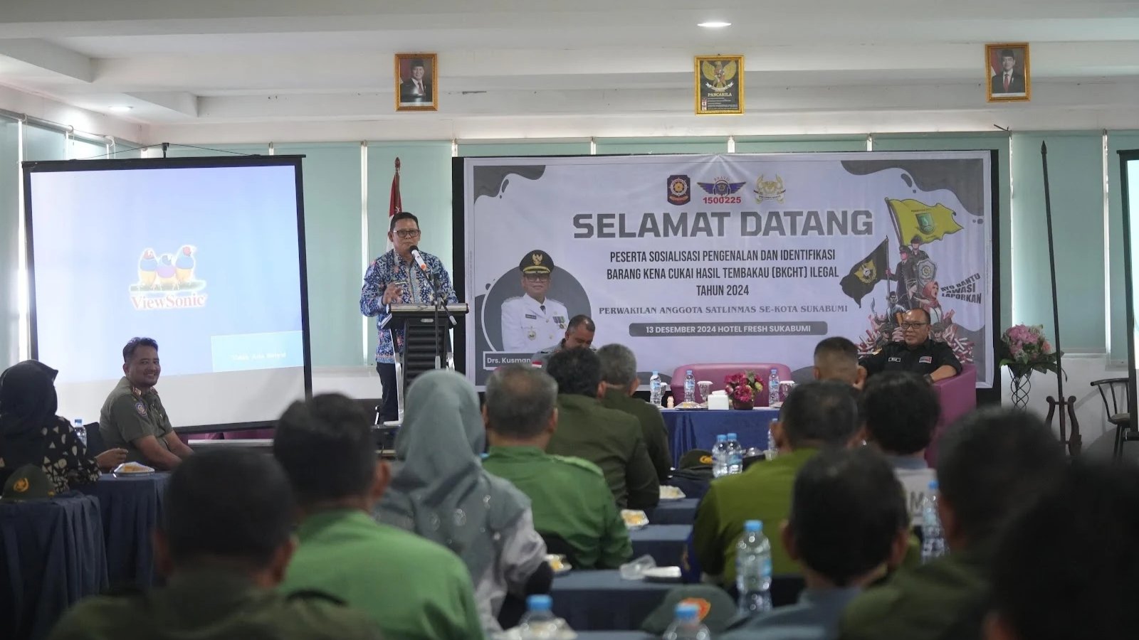 Pj Wali Kota Sukabumi, Kusmana Hartadji, saat sambutan dalam sosialisasi pengenalan dan identifikasi BKCHT ilegal yang digelar di salah satu hotel di Jalan Bhayangkara, pada Jumat, 13 Desember 2024. Foto: Dokpim Kota Sukabumi.