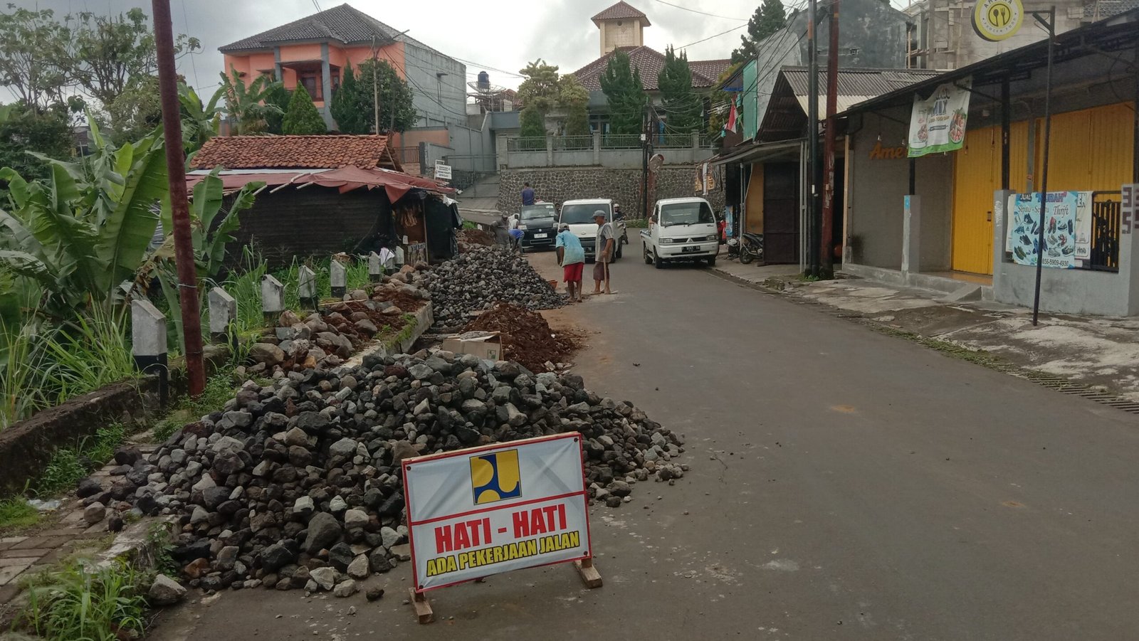 Sejumlah pekerja tengah melakukan pembangunan drainase di Jalan Aminta Azmali, Kelurahan Sriwidari, Kecamatan Gunungpuyuh, Kota Sukabumi, pada Jumat, 13 Desember 2024. Foto: Nuria Ariawan/HALOSMI.