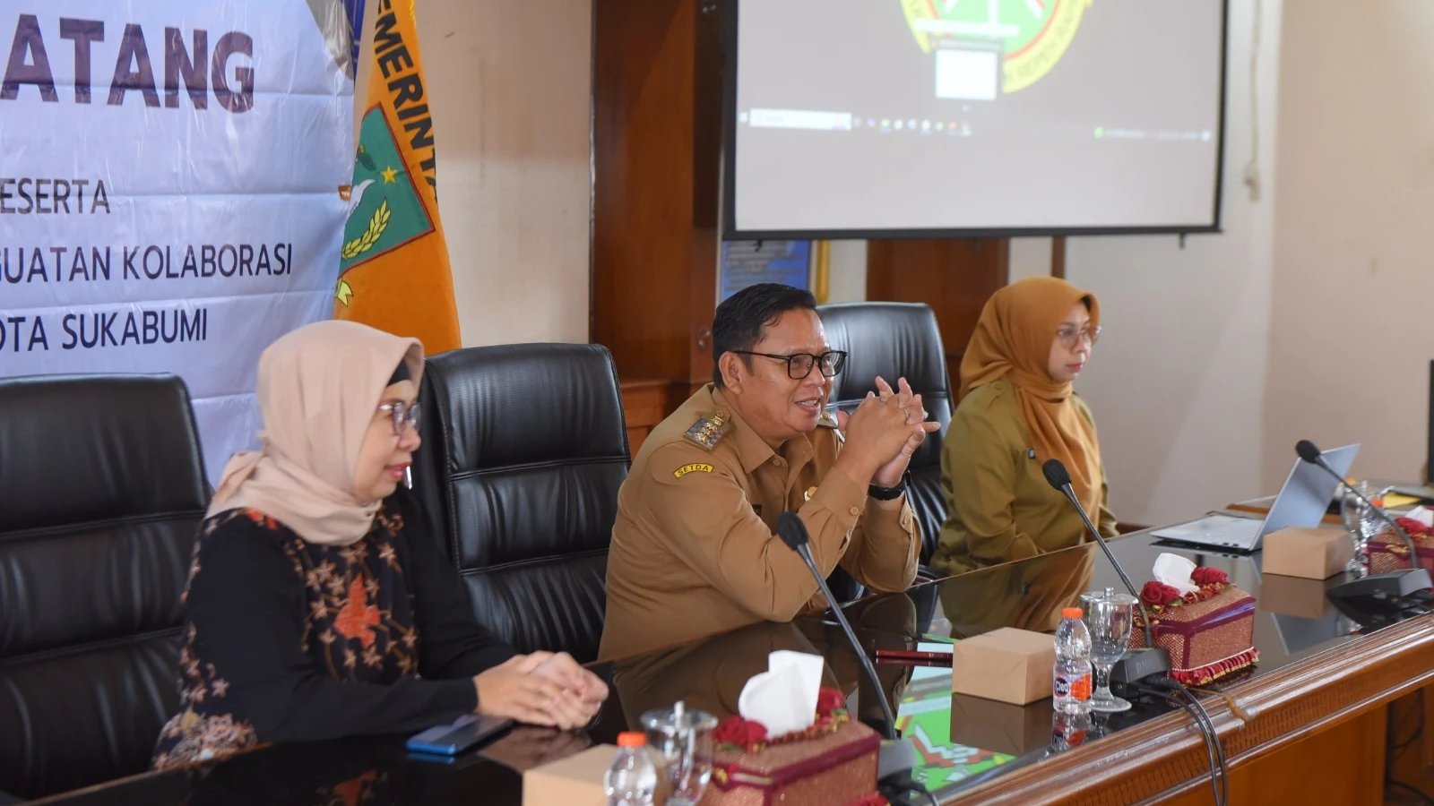 Pj Wali Kota Sukabumi, Kusmana Hartadji, menghadiri sosialisasi dan koordinasi penguatan kolaborasi pengelolaan sampah di Oproom Balai Kota Sukabumi, pada Senin, 16 Desember 2024. Foto: Dokpim Kota Sukabumi.