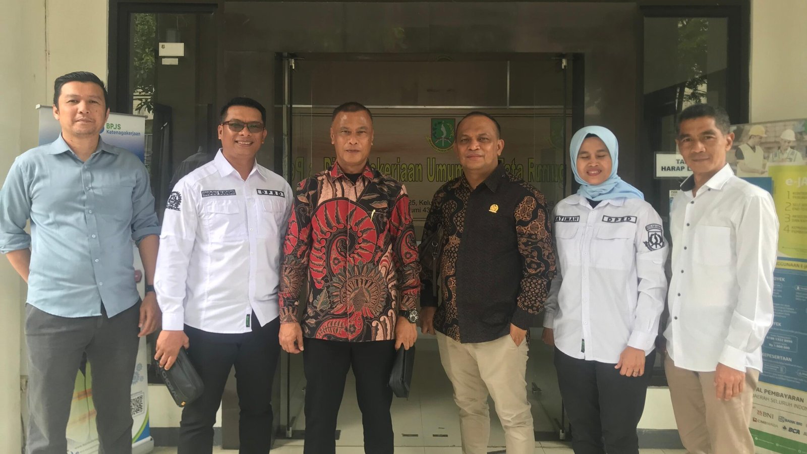 Ketua Komisi II DPRD Kota Sukabumi dari Fraksi PPP, Muchendra, Wakil Ketua Komisi II, Gundar Kolyubi, Anggota Komisi II, Sahat Simangunsong, Melan Maulana, dan Fatimah, usai melakukan Kunker ke DPUTR, pada Selasa, 17 Desember 2024. Foto: Nuria Ariawan/HALOSMI.