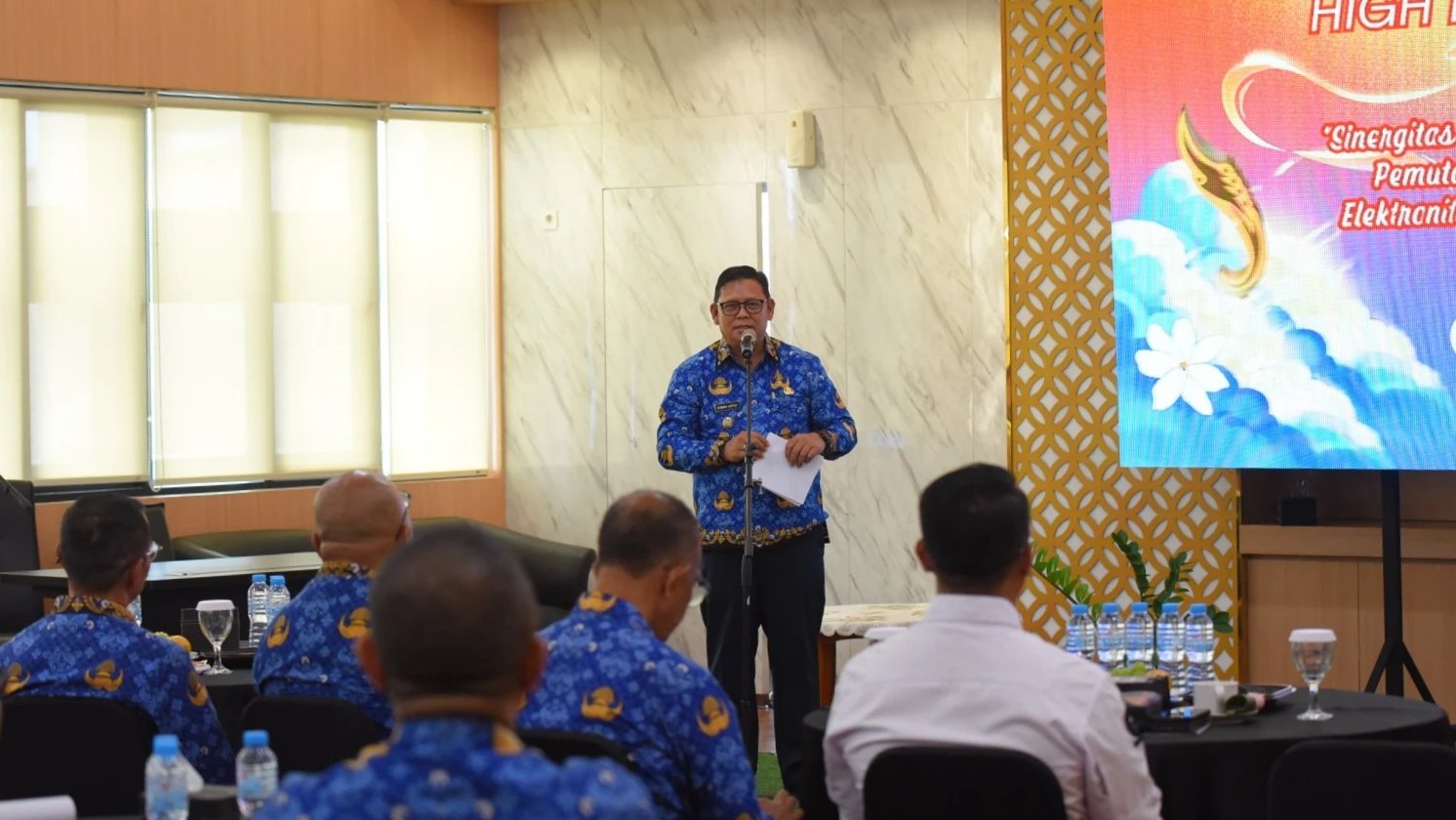 Pj Wali Kota Sukabumi, Kusmana Hartadji, saat memberikan sambutan dalam kegiatan High Level Meeting dan Capacity Building. Foto: Dokpim Kota Sukabumi.
