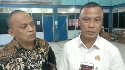 Ketua Komisi II DPRD Kota Sukabumi dari Fraksi PPP, Muchendra kanan, didampingi Anggota Komisi II dari Fraksi NasDem, Sahat Simangunsong, usai melakukan kunker ke PDAM TBW, pada Rabu, 18 Desember 2024. Foto: Nuria Ariawan/HALOSMI.