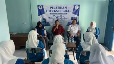 Kabid IKP Diskominfo Kota Sukabumi saat memberikan sambutan dalam pelatihan literasi digital dengan tema yang digelar IKWI, di Sekretariat PWI, pada Sabtu 21, Desember 2024. Foto: Nuria Ariawan/HALOSMI.
