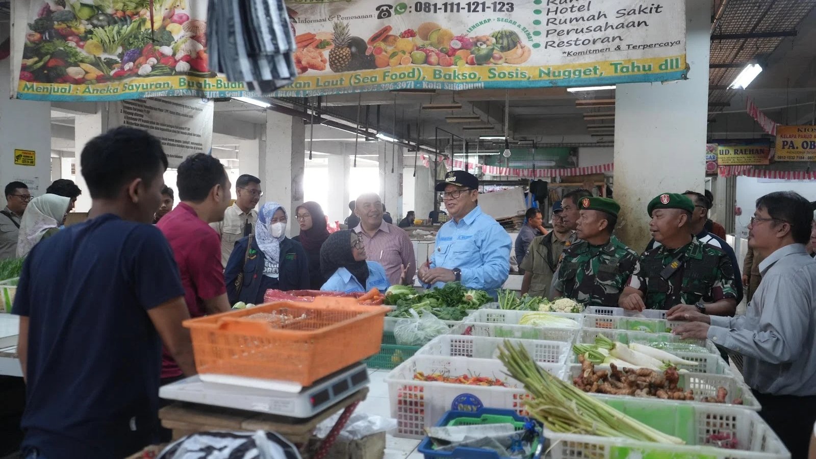 Pj Wali Kota Sukabumi, Kusmana Hartadji, melaksanakan pemantauan terhadap ketersediaan, pasokan, harga, dan keamanan pangan di Pasar Pelita, pada Senin, 23 Desember 2024. Foto: Dokpim Kota Sukabumi.