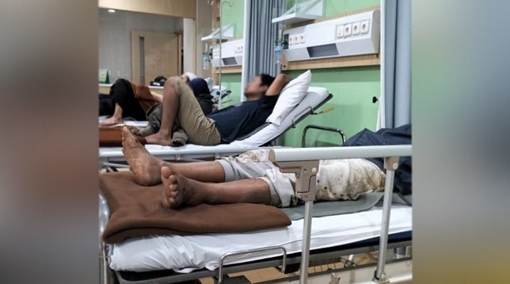 Para korban pengeroyokan tengah mendapat penanganan medis di rumah sakit. Foto: Istimewa.