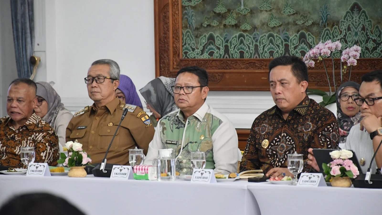 Pj Wali Kota Sukabumi, Kusmana Hartadji, menghadiri rakor ketahanan pangan daerah yang di gelar di Gedung Pakuan, Bandung, pada Selasa, 24 Desember 2024. Foto: Dokpim Kota Sukabumi.