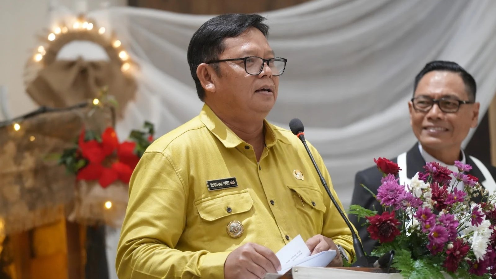 Pj Wali Kota Sukabumi, Kusmana Hartadji, memberikan sambutan saat melakukan monitoring pelaksanaan perayaan Natal 2024. Foto: Dokpim Kota Sukabumi.