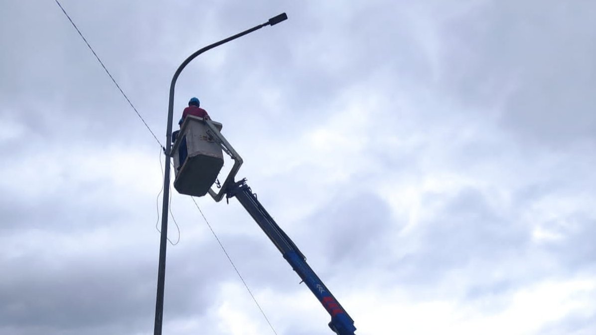 Petugas Dishub Kota Sukabumi memasang lampu PJU di ruas Jalan Letkol Edi Sukardi. Foto: Istimewa.