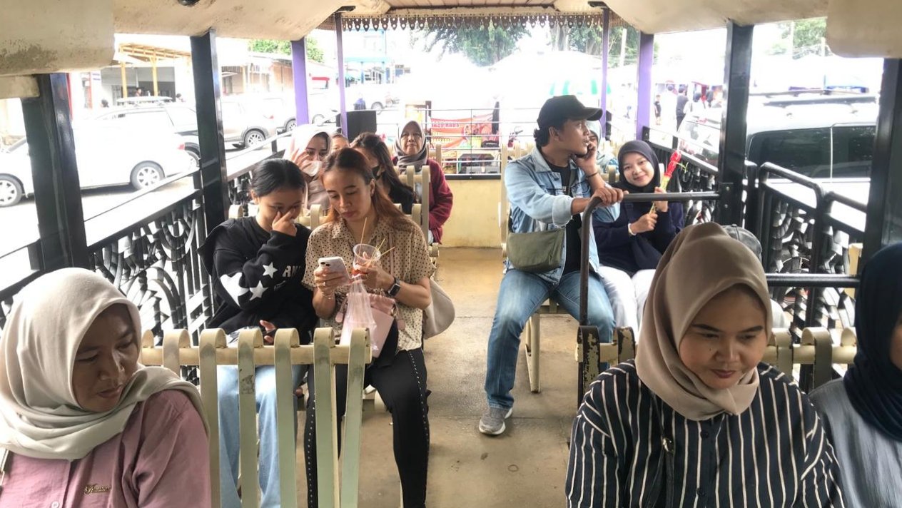 Sejumlah penumpang yang menaiki Bus Ajak Kami untuk berkeliling Kota Sukabumi, pada Kamis, 26 Desember 2024. Foto: Nuria Ariawan/HALOSMI.