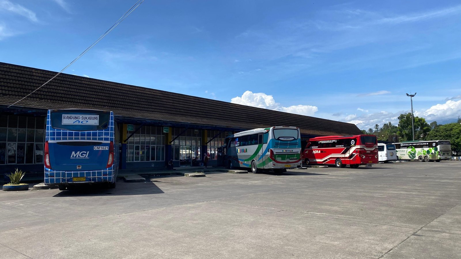 Situasi di Terminal Tipe A KH. Ahmad Sanusi Kota Sukabumi menjelang libur Nataru, pada Jumat, 27 Desember 2024. Foto: Nuria Ariawan/HALOSMI.