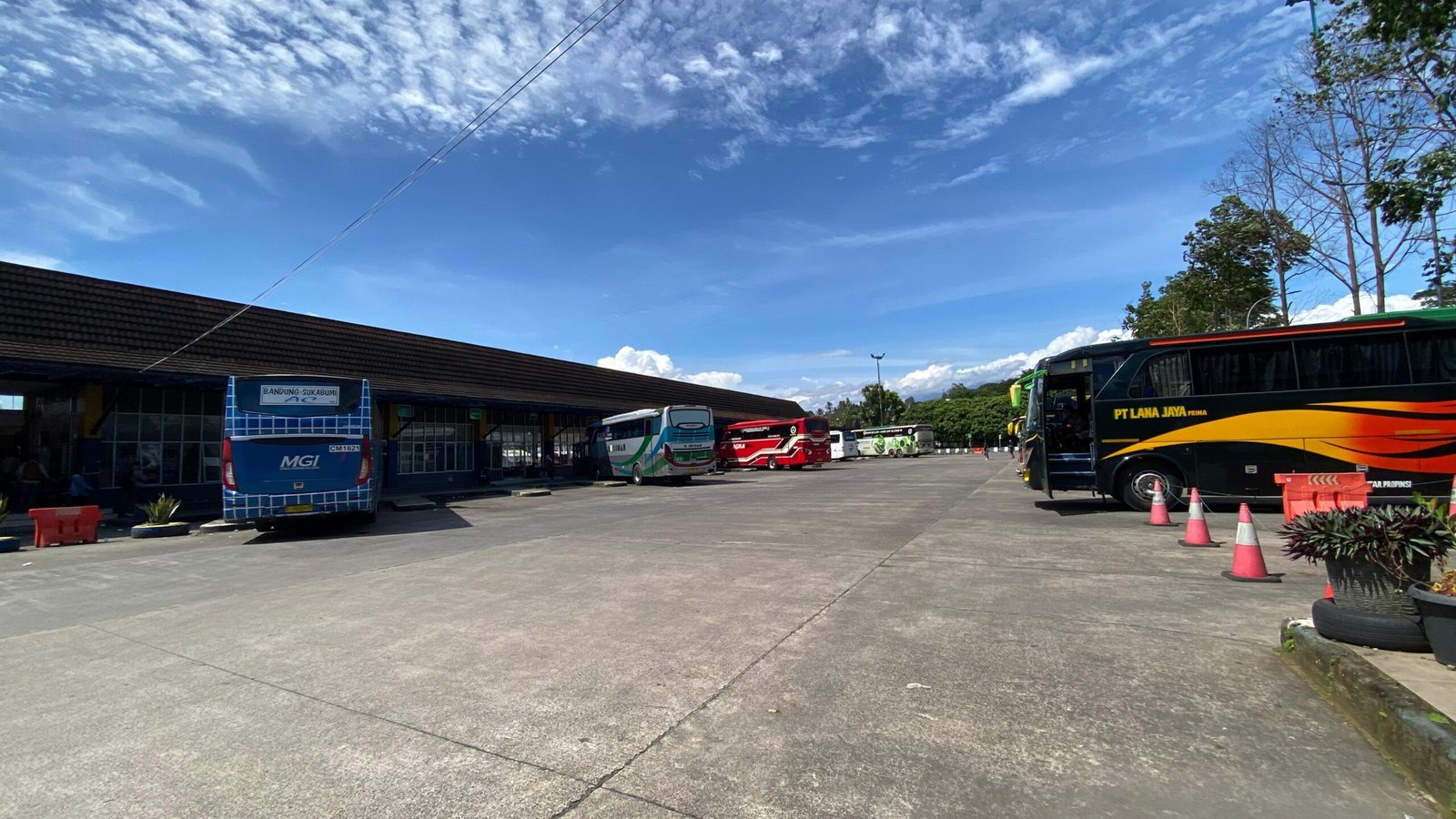 Situasi di Terminal Tipe A KH. Ahmad Sanusi Kota Sukabumi menjelang libur Nataru, pada Sabtu, 28 Desember 2024. Foto: Nuria Ariawan/HALOSMI.