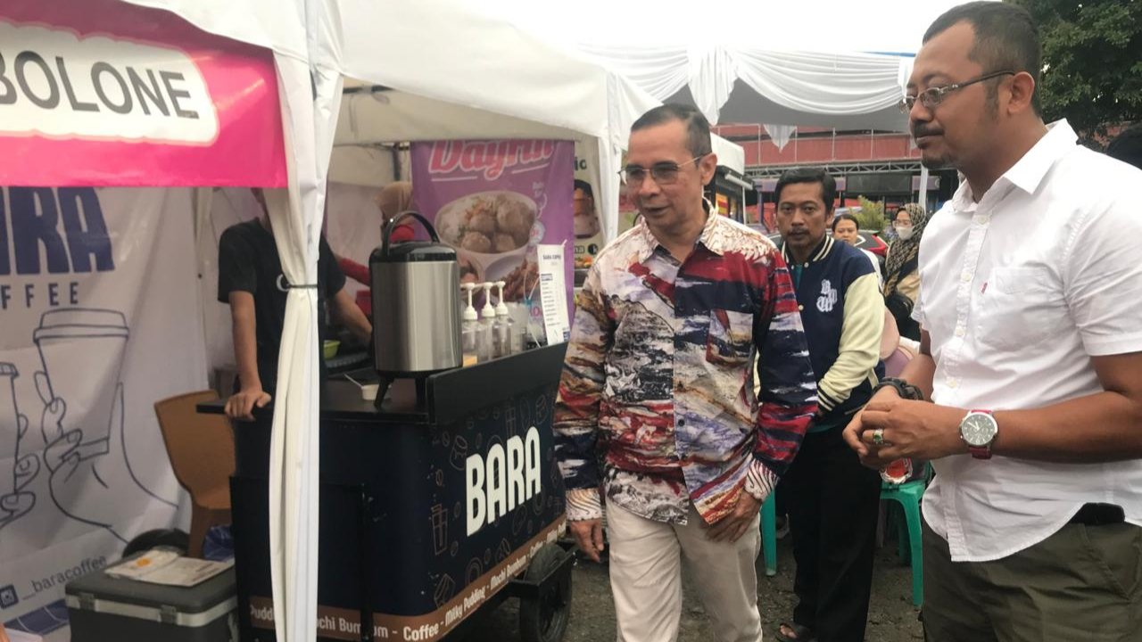 Pj Sekda Kota Sukabumi, M. Hasan Asari, meninjau para UMKM PASS Food Centre yang berlokasi di Eks Terminal Sudirman, pada Sabtu, 28 Desember 2024. Foto: Nuria Ariawan/HALOSMI.