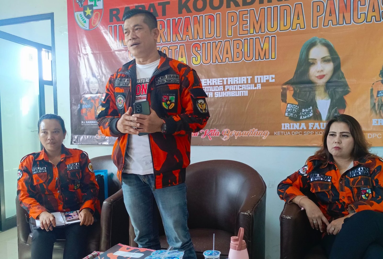 Sekretaris MPC Pemuda Pancasila Kota Sukabumi, Hendi Wiryadi Comen, saat memberikan sambutan dalam Rakorcab DPC Srikandi yang digelar di Aula Dradjad Sayuti Lantai II MPC Pemuda Pancasila, pada Sabtu, 28 Desember 2024. Foto: Istimewa.