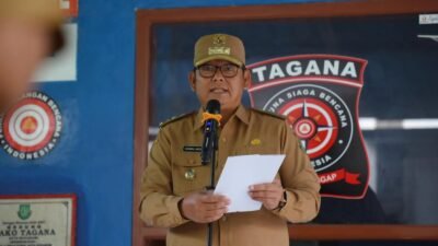 Pj Wali Kota Sukabumi, Kusmana Hartadji, saat memimpin apel pagi yang berlangsung di Kantor Dinsos, pada Senin, 30 Desember 2024. Foto: Dokpim Kota Sukabumi.