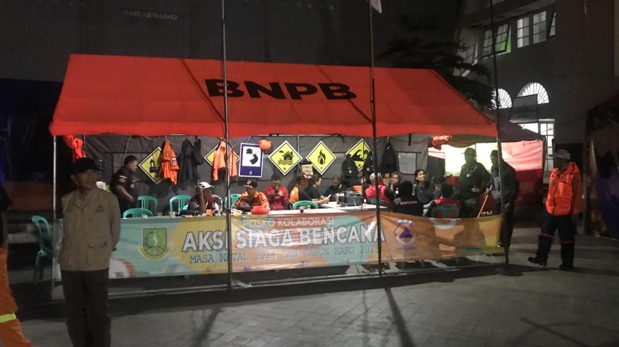 Posko siaga bencana Nataru yang berlokasi di Pos Terpadu Ops Lilin Lodaya Polres Sukabumi Kota, tepatnya di Gedung Juang 45, pada Selasa, 31 Desember 2024. Foto: Nuria Ariawan/HALOSMI.