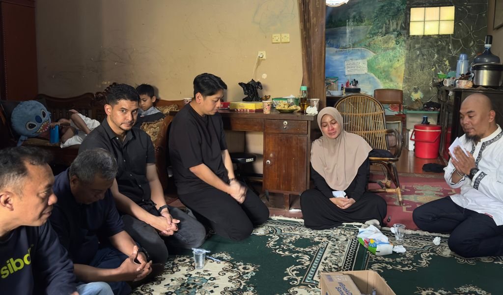 Perwakilan Persib dan komunitas Bobotoh mengunjungi rumah duka bobotoh yang meninggal dunia di kawasan Margahayu Permai, Kabupaten Bandung, Selasa, 10 Desember 2024. (Media Officer Persib)