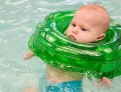 Wajib Tahu! Ini Alasan Jangan Pakaikan Pelampung Leher Pada Bayi