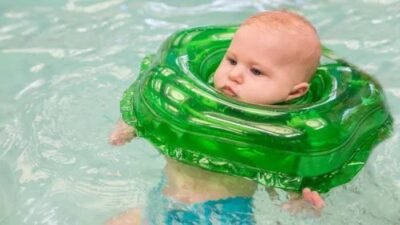 Wajib Tahu! Ini Alasan Jangan Pakaikan Pelampung Leher Pada Bayi