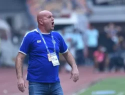 Pelatih Persib Buka Suara Terkait Kepemimpinan Wasit pada Laga Melawan Zhejiang FC