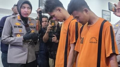Kapolres Sukabumi Kota, AKBP Rita Suwadi bertanya langsung kepada salah satu pelaku spesialis curanmor saat konferensi pers di Aula Graha Rekonfu Polres Sukabumi Kota, Selasa 21 Januari 2025. FOTO: Darwin Sandy/HALOSMI