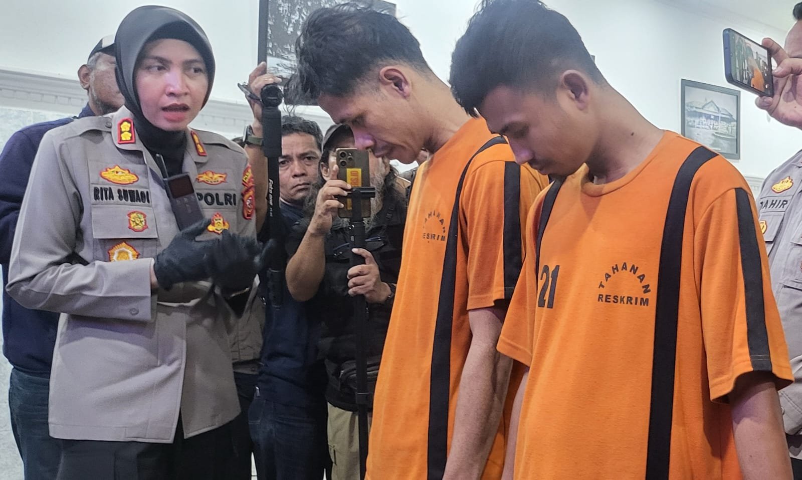 Kapolres Sukabumi Kota, AKBP Rita Suwadi bertanya langsung kepada salah satu pelaku spesialis curanmor saat konferensi pers di Aula Graha Rekonfu Polres Sukabumi Kota, Selasa 21 Januari 2025. FOTO: Darwin Sandy/HALOSMI