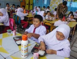 Resmi Dimulai Hari Ini Makan Siang Gratis Serentak di 190 Titik, Mana Saja?