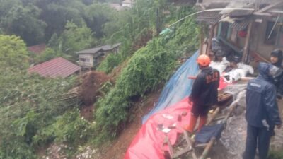 Petugas BPBD asesmen tanah longsor yang terjadi di Kota Sukabumi, pada beberapa waktu lalu. Foto: Pusdalops PB BPBD Kota Sukabumi for HALOSMI.