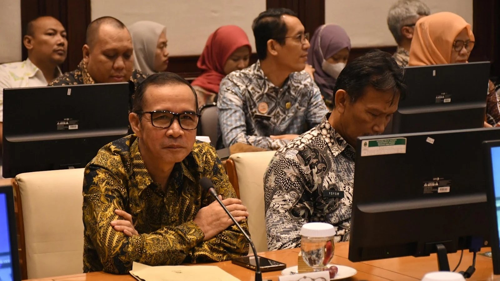 Pj Sekda Kota Sukabumi, M. Hasan Asari, menghadiri rapat percepatan program pembangunan tiga juta rumah yang digelar di ruang rapat Papandayan, Setda Provinsi Jawa Barat. Foto: Dokpim Kota Sukabumi.