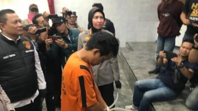 Kapolres Sukabumi Kota, AKBP Rita Suwadi, meminta keterangan terhadap pelaku kasus pencabulan saat konferensi pers di Aula Graha Rekonfu Polres Sukabumi Kota, pada Senin, 13 Januari 2024. Foto: Nuria Ariawan/HALOSMI.