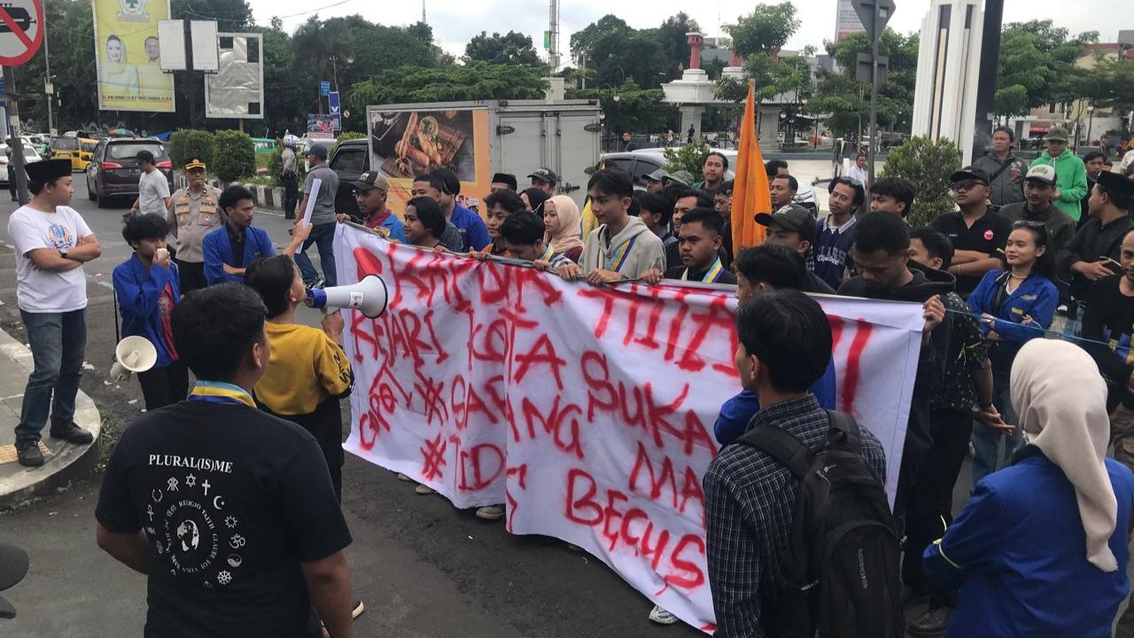 Puluhan mahasiswa PC PMII Kota Sukabumi menggelar aksi unjuk rasa di depan kantor Kejari, pada Jumat, 17 Januari 2025. Foto: Nuria Ariawan/HALOSMI.