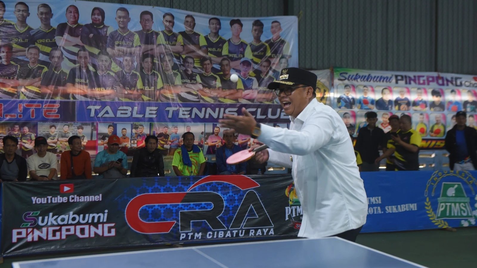 Pj Wali Kota Sukabumi, Kusmana Hartadji, saat membuka Turnamen Tenis Meja Wali Kota Cup yang digelar di GOR Rengganis, pada Sabtu, 18 Januari 2025. Foto: Dokpim Kota Sukabumi.