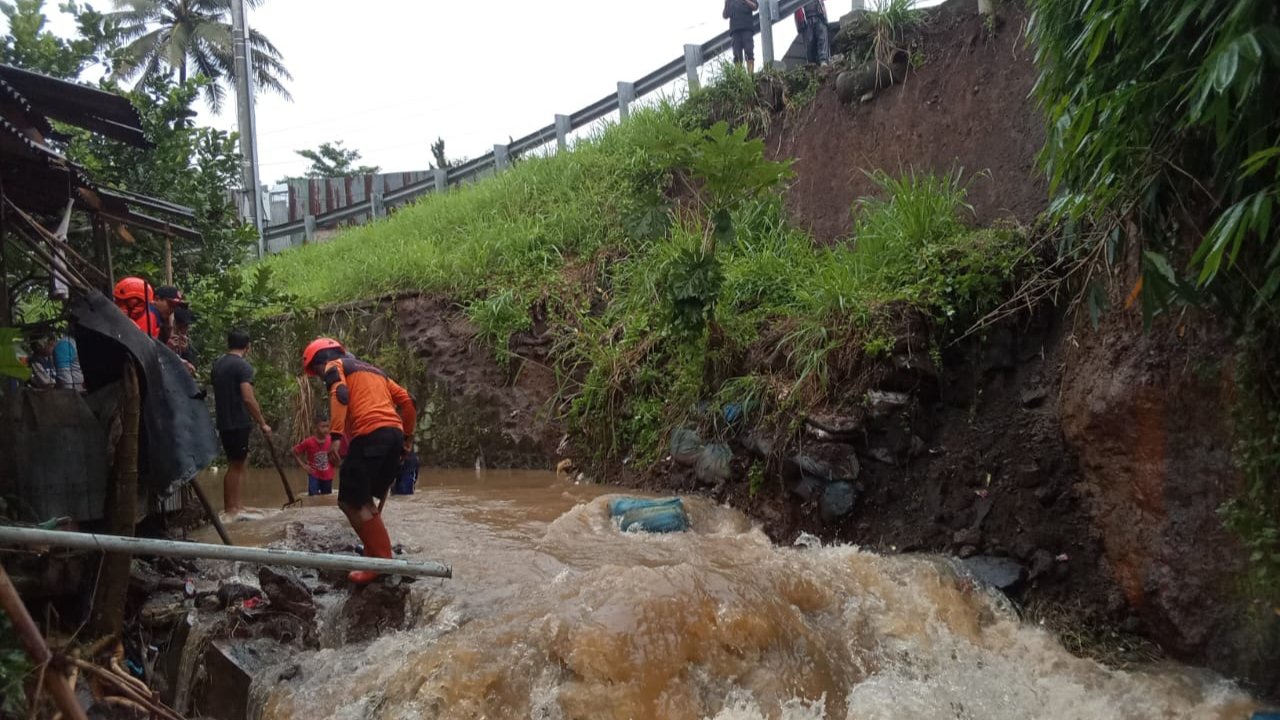Sejumlah petugas melakukan evakuasi material TPT ambruk yang menutup akses aliran sungai di Kelurahan Sukakarya, Kecamatan Warudoyong, pada Sabtu, 18 Januari 2025. Foto: Pusdalops PB BPBD Kota Sukabumi for HALOSMI.