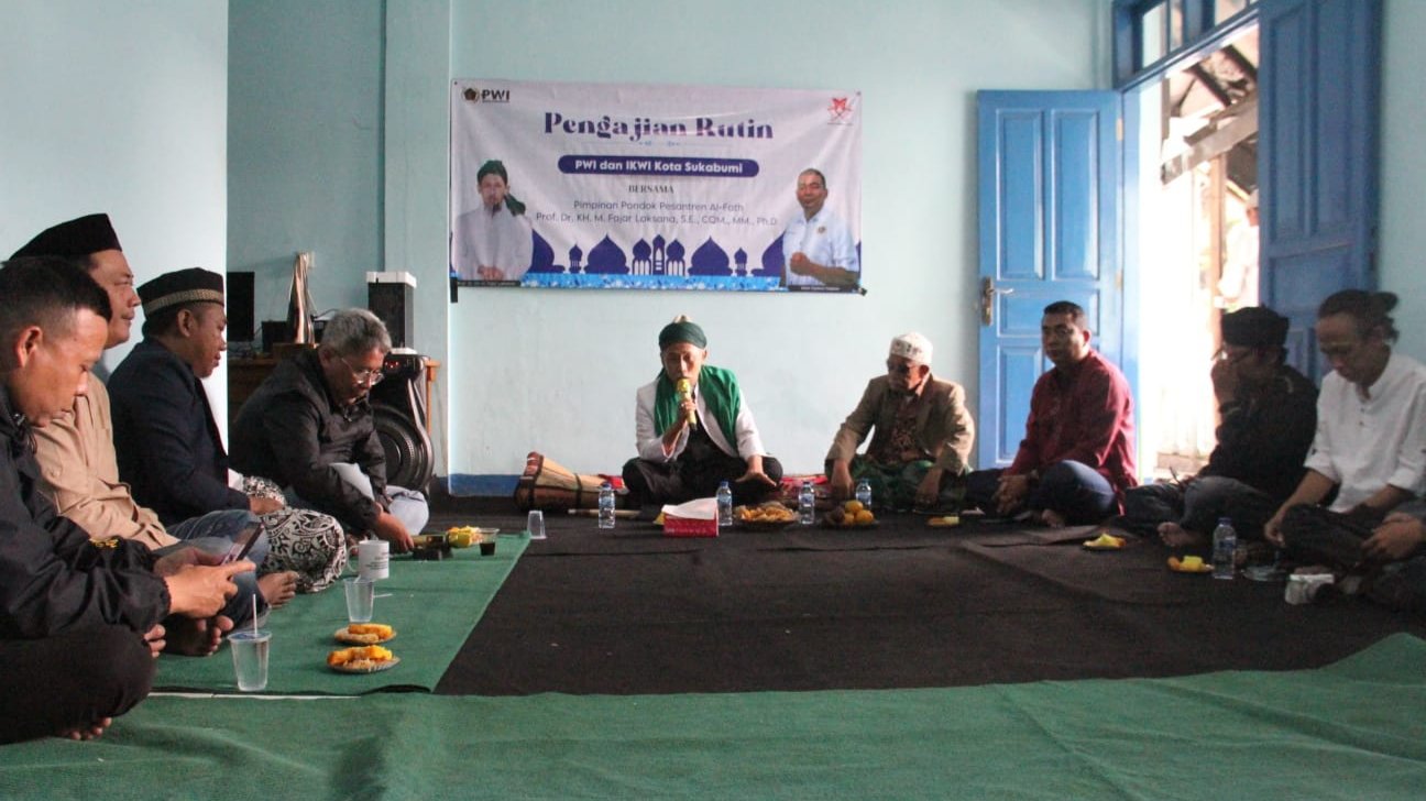 PWI Kota Sukabumi menggelar pengajian rutin bulanan di Sekretariat PWI, pada Sabtu, 18 Januari 2025. Foto: Darwin Sandy/HALOSMI.