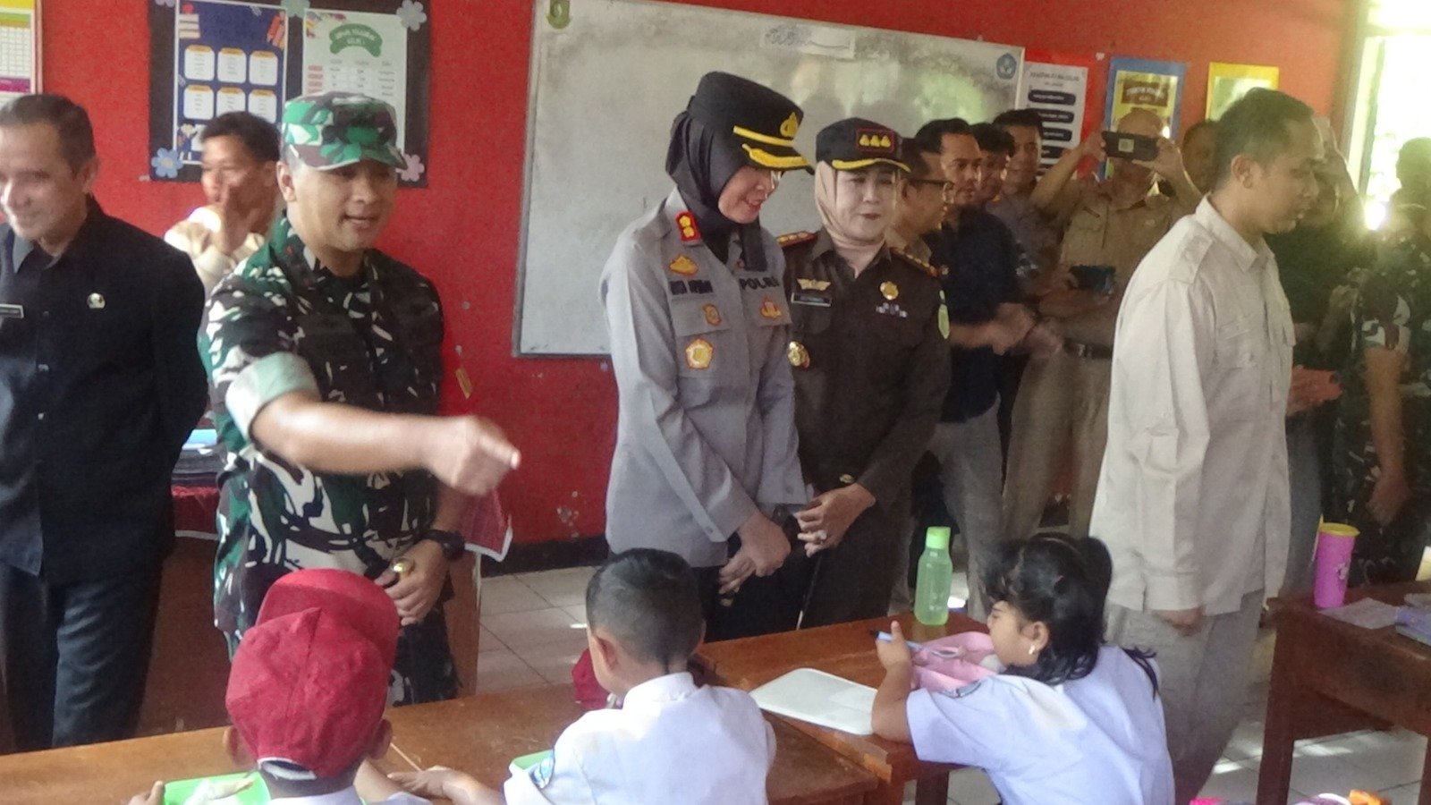Komandan Kodim 0607/Kota Sukabumi, Letkol Inf Yudhi Hariyanto bersama jajaran Forkopimda Kota Sukabumi secara langsung memantau penyaluran makan bergizi gratis untuk siswa sekolah dasar dan menengah pertama di wilayah Kecamatan Cibeureum, Senin 6 Januari 2025. FOTO: Pendim 0607