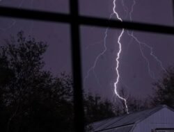 Warning! Siklon Tropis Dekat RI, Ini Wilayah Terkena Hujan Petir