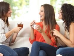 Jangan Bergosip! Lebih Baik Bahas Topik Ini saat Berkumpul Bersama Sahabat