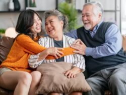 Anak yang Sudah Menikah Apakah Wajib Menafkahi Orang Tua?