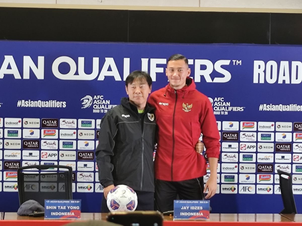 Kapten Timnas Indonesia Jay Idzes bersama Shin Tae Yong saat menghadiri konferensi pers pertandingan. FOTO: Istimewa