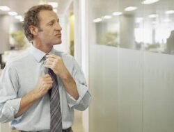 Ini Bahasa Tubuh Seseorang yang Arogan, Kamu Perlu Mengenalinya!