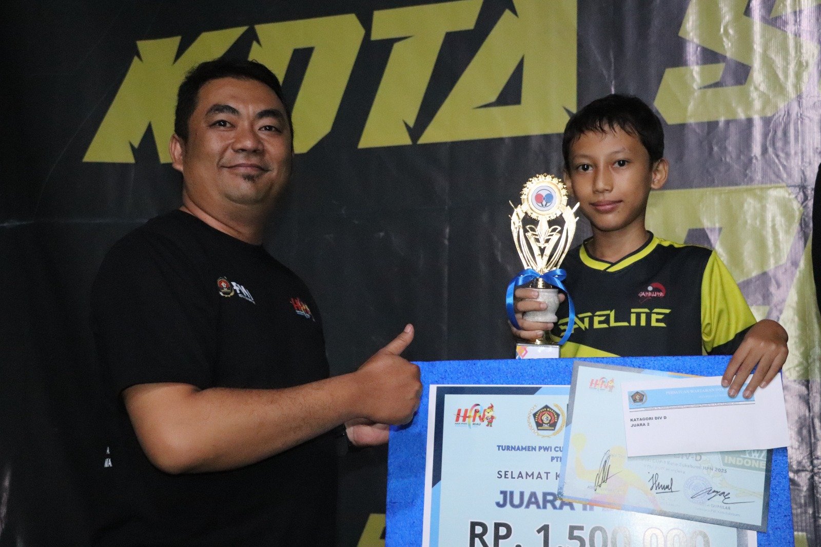 Ketua PWI Kota Sukabumi saat penyerahan hadiah di GOR Rengganis, Kelurahan Selabatu, Kecamatan Cikole, Kota Sukabumi, Minggu 23 Februari 2025. FOTO: dok PWI Kota Sukabumi
