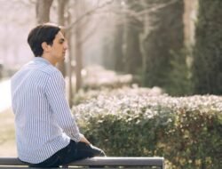 Disukai Banyak Wanita, Seperti Apa Pria Soft Spoken?