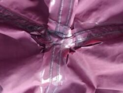 Simak Trik Tambal Jas Hujan yang Sobek bisa Dipakai Lagi!