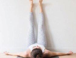 Ketahui, Manfaat Mengangkat Kaki Sebelum Tidur