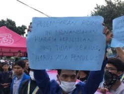 Aksi Bungkam Kecam Represifitas Polisi, PMII Lempari Polres Sukabumi Kota dengan Koin Receh