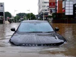 Jangan Asal! Begini Cara Mengevakuasi Mobil yang Terendam Banjir
